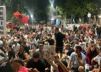 LIVE: Dita e 31-të e tubimit në Tiranë — Protestuesit vijojnë marshimin dhe ndryshojnë itinerarin drejt selisë së PD-së