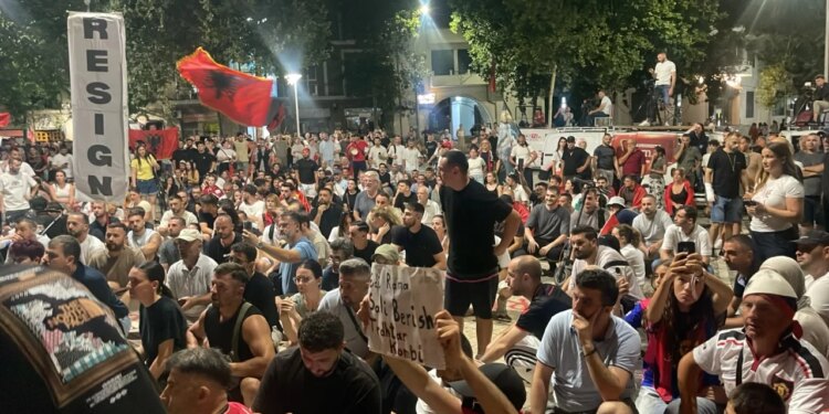LIVE: Dita e 31-të e tubimit në Tiranë — Protestuesit vijojnë marshimin dhe ndryshojnë itinerarin drejt selisë së PD-së