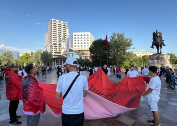 LIVE/ Dita e dhjetë e protestës: qytetarët rikthehen në sheshin Skënderbej dhe marshojnë drejt Kryeministrisë