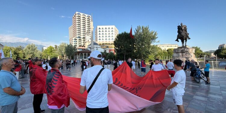 LIVE/ Dita e dhjetë e protestës: qytetarët rikthehen në sheshin Skënderbej dhe marshojnë drejt Kryeministrisë