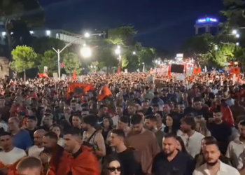 LIVE/ Kujdes, është provokim, tensione në protestën e 15-të para Kryeministrisë, qytetarët marshojnë nëpër kryeqytet