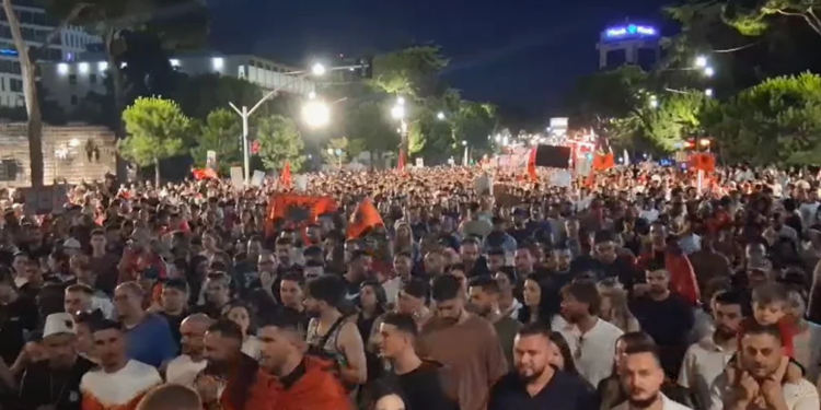 LIVE/ Kujdes, është provokim, tensione në protestën e 15-të para Kryeministrisë, qytetarët marshojnë nëpër kryeqytet