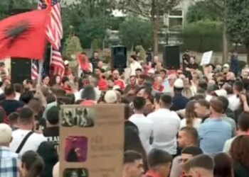 LIVE/ Në 4 Korrik e gjithë diaspora këtu: dita 24 e protestës, qytetarët para Kryeministrisë kërkojnë qeveri teknike