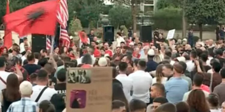 LIVE/ Në 4 Korrik e gjithë diaspora këtu: dita 24 e protestës, qytetarët para Kryeministrisë kërkojnë qeveri teknike