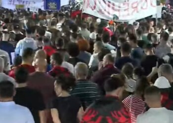 LIVE/ Në 4 Korrik e gjithë diaspora këtu — dita 24, kërkohet qeveri teknike; protestuesit marshojnë, vendosen para parlamentit