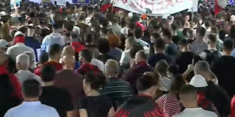 LIVE/ Në 4 Korrik e gjithë diaspora këtu — dita 24, kërkohet qeveri teknike; protestuesit marshojnë, vendosen para parlamentit