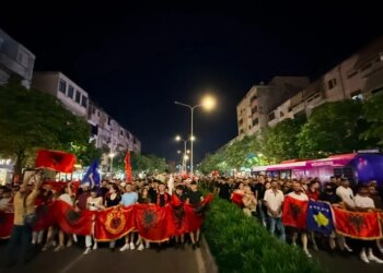 LIVE: Pas 3 orësh proteste para Kryeministrisë, qytetarët marshojnë; përplasje me FRPD, thirrje për Kuvend Kombëtar
