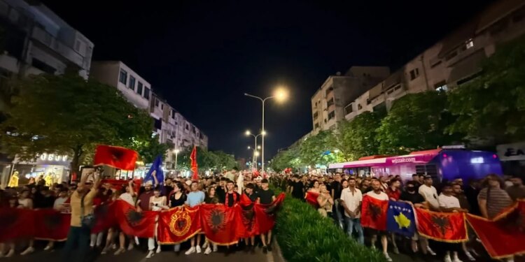 LIVE: Pas 3 orësh proteste para Kryeministrisë, qytetarët marshojnë; përplasje me FRPD, thirrje për Kuvend Kombëtar