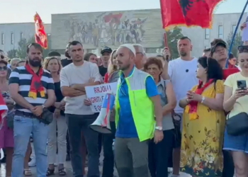 LIVE/ Rama n’burg, Berisha n’burg: 10 ditë protestë para Kryeministrisë; organizatori: Kini durim, beteja do zgjasë disa ditë