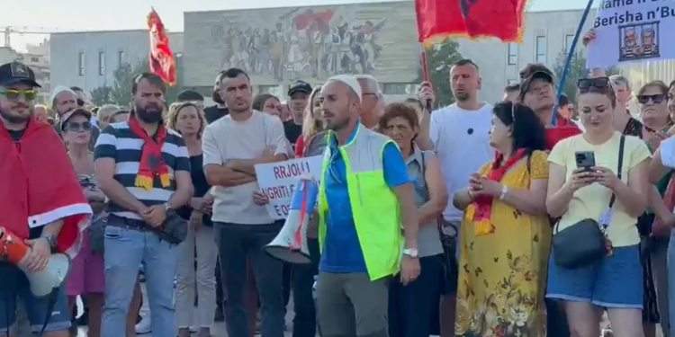 LIVE/ Rama n’burg, Berisha n’burg: 10 ditë protestë para Kryeministrisë; organizatori: Kini durim, beteja do zgjasë disa ditë