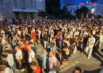 LIVE/ Rama n’burg, Berisha n’burg, rreth tre orë para Kryeministrisë, protestuesit nisin marshimin nëpër kryeqytet: Opozita jemi ne