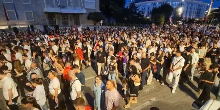 LIVE/ Rama n’burg, Berisha n’burg, rreth tre orë para Kryeministrisë, protestuesit nisin marshimin nëpër kryeqytet: Opozita jemi ne