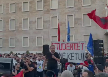 LIVE/ Rama n’burg, Berisha n’burg, vijon protesta para Kryeministrisë, thirrje në kor: Nesër më shumë
