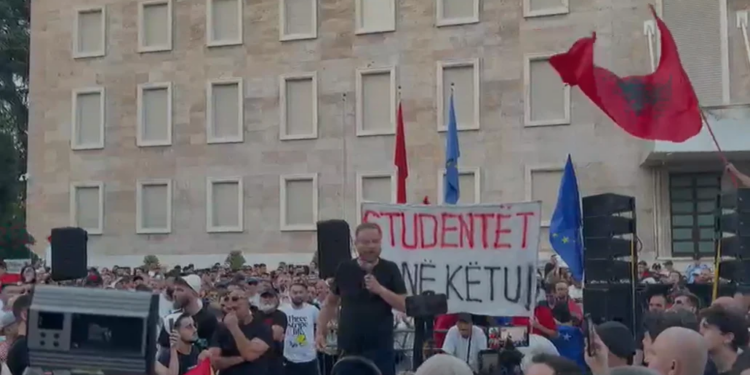 LIVE/ Rama n’burg, Berisha n’burg, vijon protesta para Kryeministrisë, thirrje në kor: Nesër më shumë