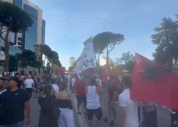 LIive/ Shqipëri e re nis protestën e 14-të në kryeqytet; qytetarët mblidhen para Kryeministrisë