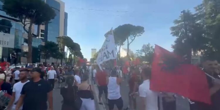 LIive/ Shqipëri e re nis protestën e 14-të në kryeqytet; qytetarët mblidhen para Kryeministrisë