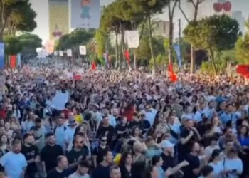 Live/ Anulo projektet: protesta përpara Kryeministrisë për Zvërnecin, qytetarët çajnë kordonin e policisë; 4 kërkesat për Qeverinë