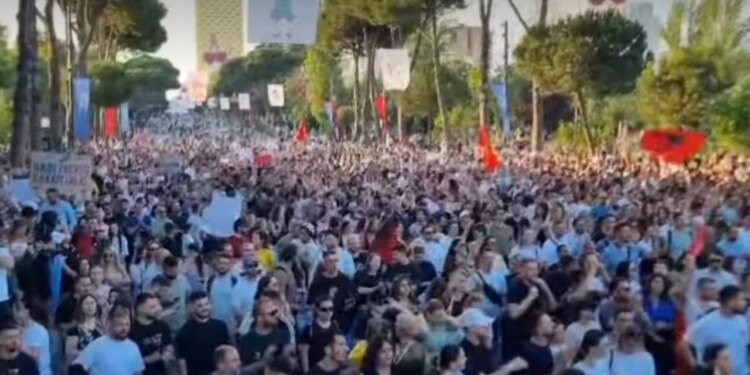 Live/ Anulo projektet: protesta përpara Kryeministrisë për Zvërnecin, qytetarët çajnë kordonin e policisë; 4 kërkesat për Qeverinë