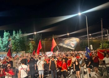 Live/ Çohuni nga kafja, dita e 19-të e tubimit, protestues marshojnë në kryeqytet, thirrje qytetarëve: Bashkohuni me ne