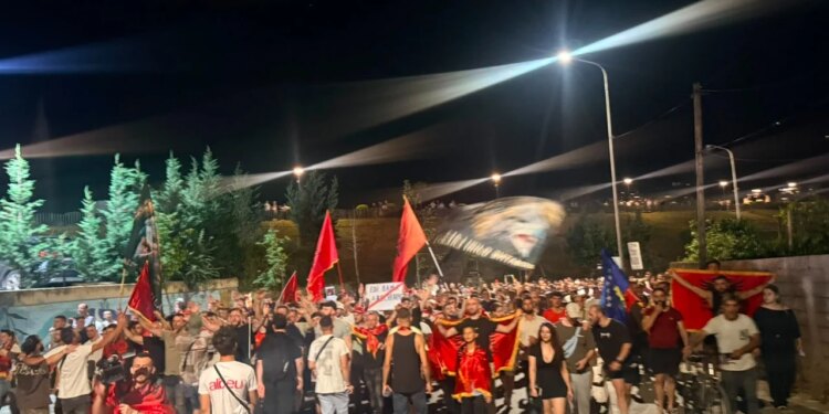 Live/ Çohuni nga kafja, dita e 19-të e tubimit, protestues marshojnë në kryeqytet, thirrje qytetarëve: Bashkohuni me ne
