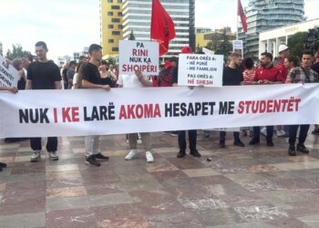 Live: Dita 12-të e protestës, marshojnë drejt Kryeministrisë; qytetarët me pankarta: Nuk i ke larë hesapet me studentët