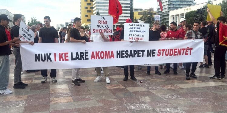 Live: Dita 12-të e protestës, marshojnë drejt Kryeministrisë; qytetarët me pankarta: Nuk i ke larë hesapet me studentët