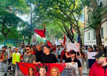 Live: Dita 19 e tubimit, itinerari i marshimit ndryshon; protestuesit nisen drejt Kuvendit ku ndodhen deputetët e PS-së