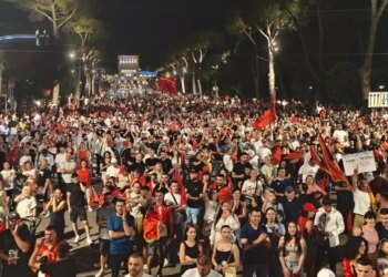 Live: Dita 21 e tubimit — Nis marshimi; Do rrethojmë Kryeministrinë. Afat Ramës, thirrje dorëheqjeje Berishës, bashkohet ish-deputetja PS