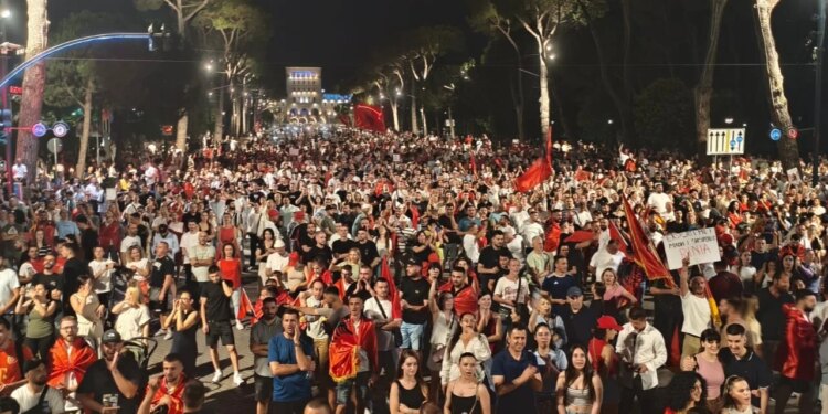 Live: Dita 21 e tubimit — Nis marshimi; Do rrethojmë Kryeministrinë. Afat Ramës, thirrje dorëheqjeje Berishës, bashkohet ish-deputetja PS