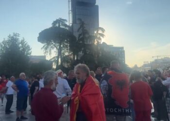 Live: Dita 22 e tubimit në Tiranë — Protestuesit mblidhen në Sheshin Skënderbej, pritet marshimi i përhershëm drejt Kryeministrisë