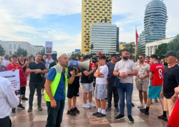 Live: Dita e 12-të e protestës, qytetarët mblidhen në sheshin Skënderbej, pritet marshim drejt Kryeministrisë