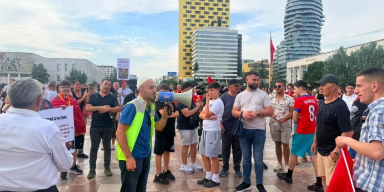 Live: Dita e 12-të e protestës, qytetarët mblidhen në sheshin Skënderbej, pritet marshim drejt Kryeministrisë
