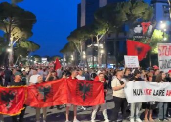 Live/ Dita e 12-të e protestës: qytetarët nisin marshimin në rrugët e kryeqytetit, disa vazhdojnë fjalimet para Kryeministrisë