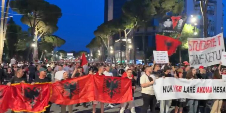 Live/ Dita e 12-të e protestës: qytetarët nisin marshimin në rrugët e kryeqytetit, disa vazhdojnë fjalimet para Kryeministrisë