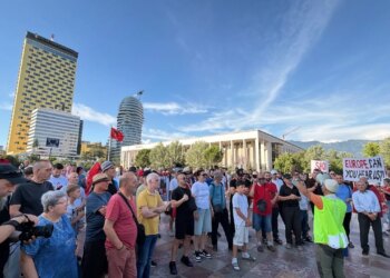 Live/ Dita e 17-të e protestës në kryeqytet: qytetarët nisin grumbullimin në sheshin Skënderbej, nesër ndryshon orari