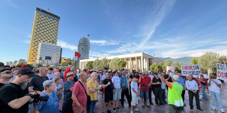 Live/ Dita e 17-të e protestës në kryeqytet: qytetarët nisin grumbullimin në sheshin Skënderbej, nesër ndryshon orari