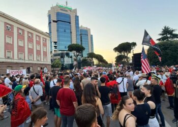 Live/ Dita e 18-të e tubimit jopartiak: qytetarët sjellin dhitë në protestë; nis marshimi nëpër rrugët e kryeqytetit