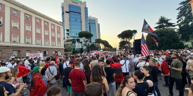Live/ Dita e 18-të e tubimit jopartiak: qytetarët sjellin dhitë në protestë; nis marshimi nëpër rrugët e kryeqytetit