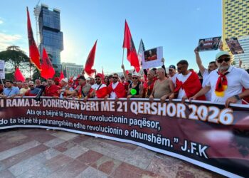 Live/ Dita e 21-të e tubimit në Tiranë: protestuesit mblidhen në sheshin Skënderbej dhe nisin marshimin drejt Kryeministrisë