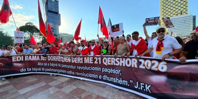 Live/ Dita e 21-të e tubimit në Tiranë: protestuesit mblidhen në sheshin Skënderbej dhe nisin marshimin drejt Kryeministrisë