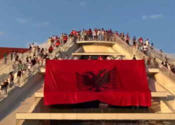 :Live/ Dita e 21-të e tubimit në Tiranë — protestuesit mblidhen para Kryeministrisë, flamuri shqiptar hapet te Piramida