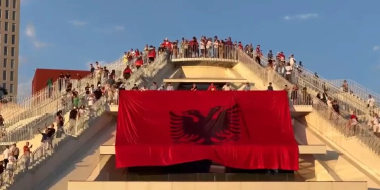 :Live/ Dita e 21-të e tubimit në Tiranë — protestuesit mblidhen para Kryeministrisë, flamuri shqiptar hapet te Piramida