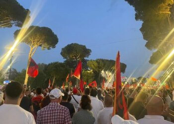 Live/ Dita e 21-të e tubimit, protestuesit pushtojnë bulevardin; kemi rrethuar Kryeministrinë, bashkohet edhe Neomalësorja