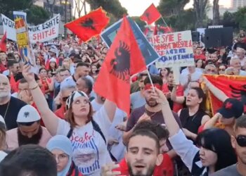 Live/ Dita e 22-të e tubimit në Tiranë, protestuesit nisin marshimin në rrugët e kryeqytetit — Nesër më shumë