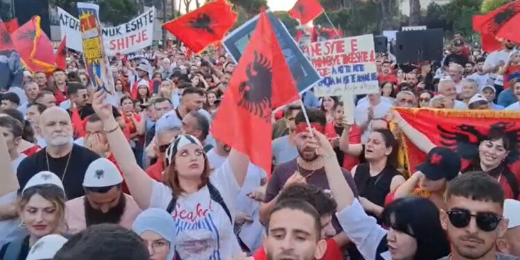 Live/ Dita e 22-të e tubimit në Tiranë, protestuesit nisin marshimin në rrugët e kryeqytetit — Nesër më shumë