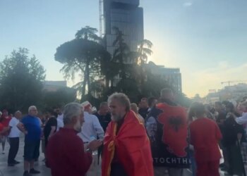 Live: Dita e 22-të e tubimit në Tiranë, protestuesit para Kryeministrisë nisin fjalimet, Diaspora është me ne