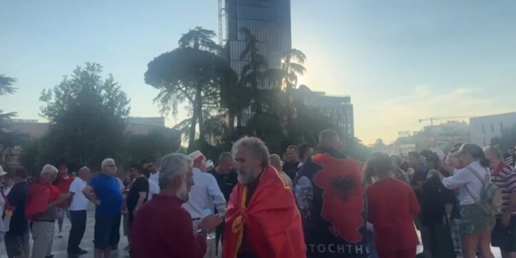 Live: Dita e 22-të e tubimit në Tiranë, protestuesit para Kryeministrisë nisin fjalimet, Diaspora është me ne