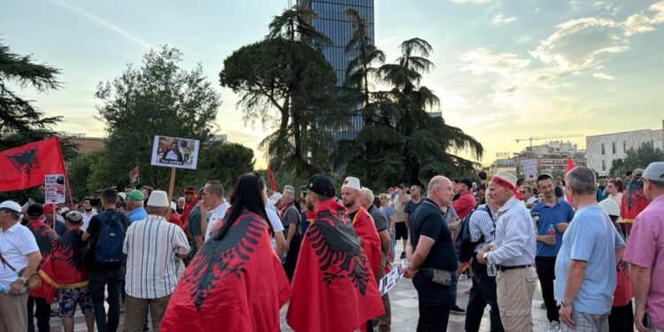 Live/ Dita e 26-të e protestës, nis grumbullimi në sheshin Skënderbej, pritet marshim para kryeministrisë