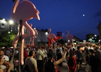 Live/ Dita e 26-të e protestës, qytetarët marshojnë në kryeqytet dhe ulen këmbëkryq para Parlamentit; Shqipëria kërkon revolucion
