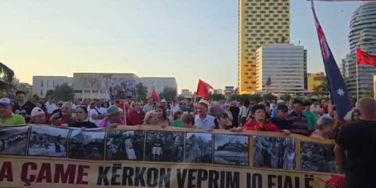 Live/ Dita e 28-të e protestës, qytetarët mblidhen në sheshin Skënderbej para marshimit drejt Kryeministrisë
